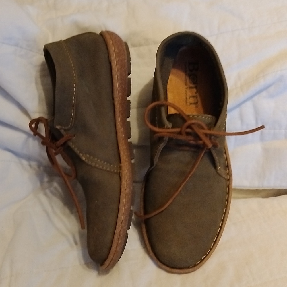 Born Nuala Chukka Boot Olive sz 6